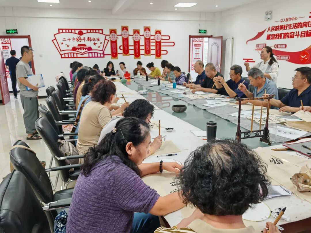 書法進(jìn)社區(qū) 墨香潤民心——柴溝堡鎮(zhèn)長勝北街社區(qū)開展書法科普與文化交流活動(dòng)